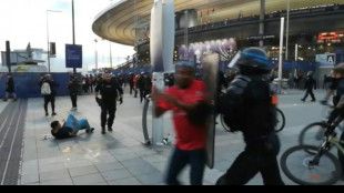 Foot: attaqu&eacute;e par les Britanniques, la France renvoie la balle; l'UEFA ouvre une enqu&ecirc;te