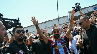 Mohamed Salah &eacute; recebido por multid&atilde;o na Turquia e veste camisa do Trabzonspor