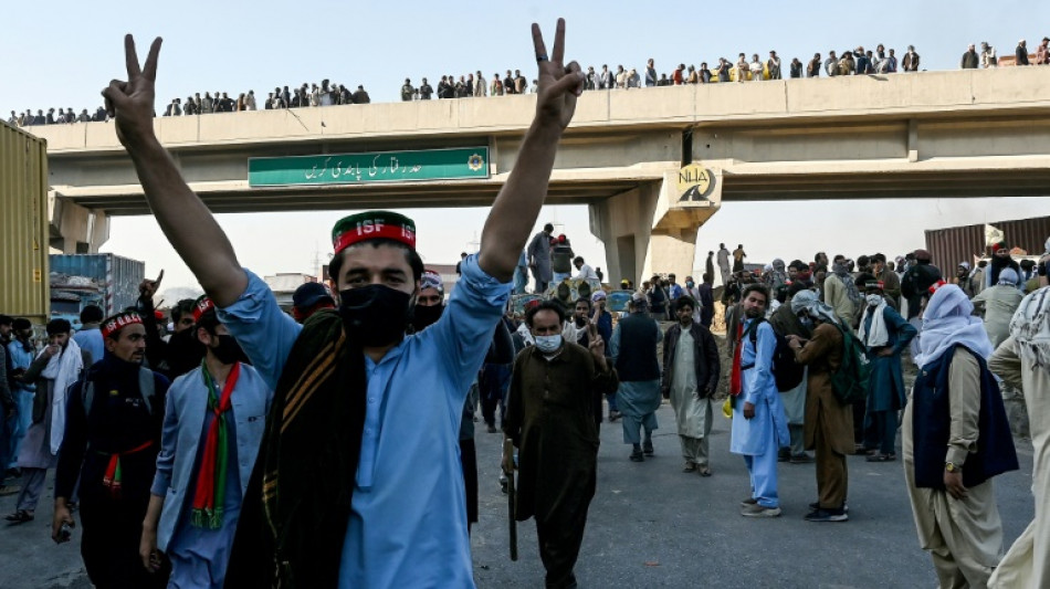 Des milliers de partisans de l'ex-Premier ministre Imran Khan aux portes d'Islamabad sous les lacrymog&egrave;nes