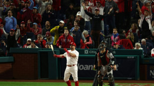 Phillies pound Diamondbacks to take series lead