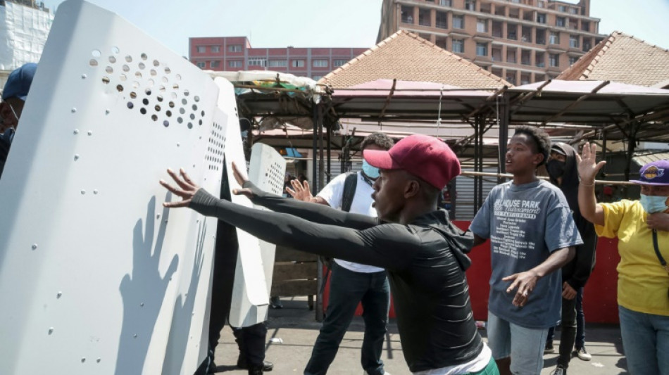 Madagascar: incendies, gaz lacrymogènes et foule en colère contre le pouvoir dans la capitale