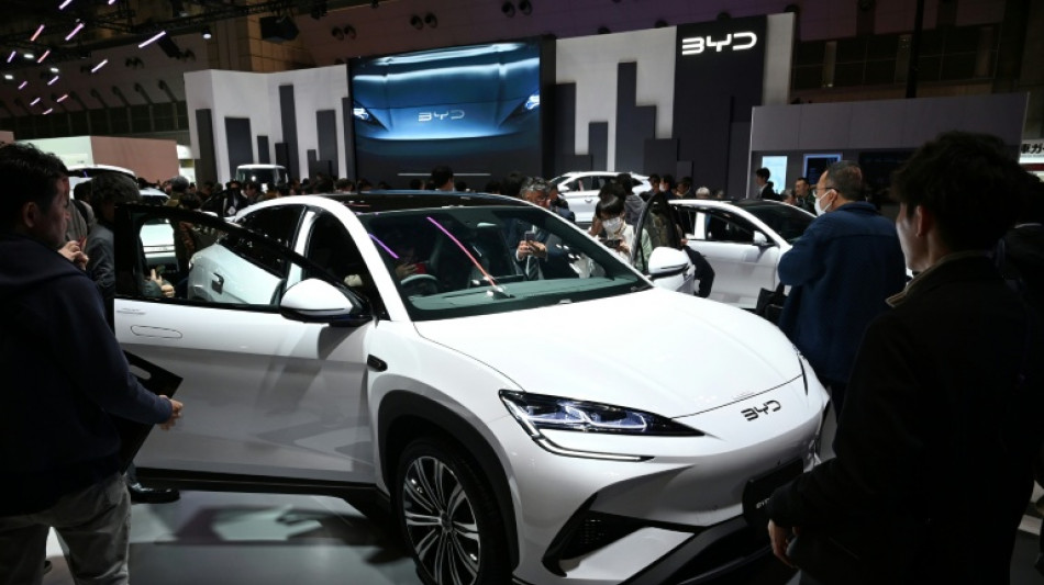 Sans grand suspense, le Chinois BYD va d&eacute;tr&ocirc;ner Tesla en 2025 sur le tout-&eacute;lectrique