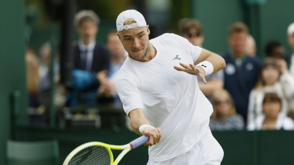 Struff bei&szlig;t sich gegen Zhang durch