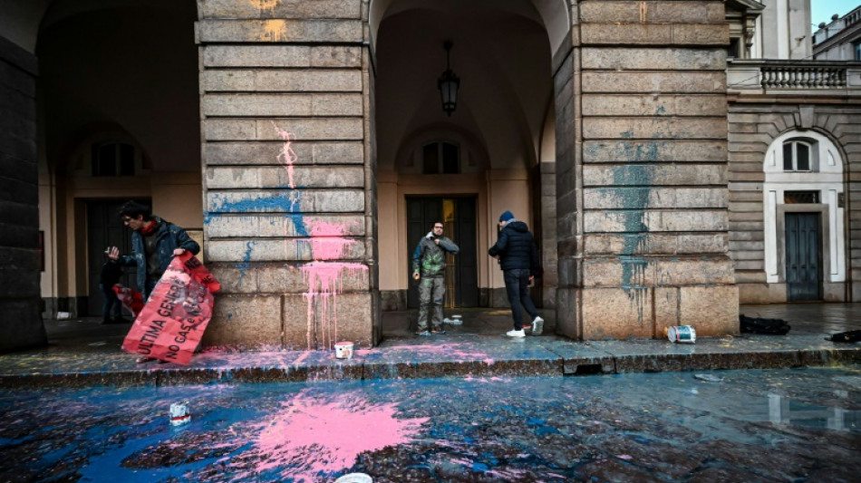 Klima-Aktivisten attackieren Mail&auml;nder Scala mit Farbe