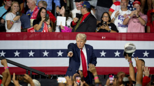 Trump promete retomar com&iacute;cios ao ar livre com seguran&ccedil;a refor&ccedil;ada
