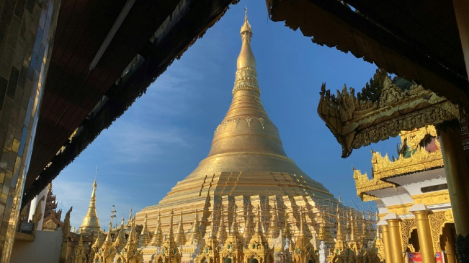 Wachen vor Myanmars gr&ouml;&szlig;tem Heiligtum verhindern Ritus mit Sexpuppen 