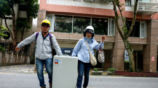 A Hualien, &eacute;picentre du s&eacute;isme &agrave; Ta&iuml;wan, des habitants r&eacute;cup&egrave;rent les restes d'une vie