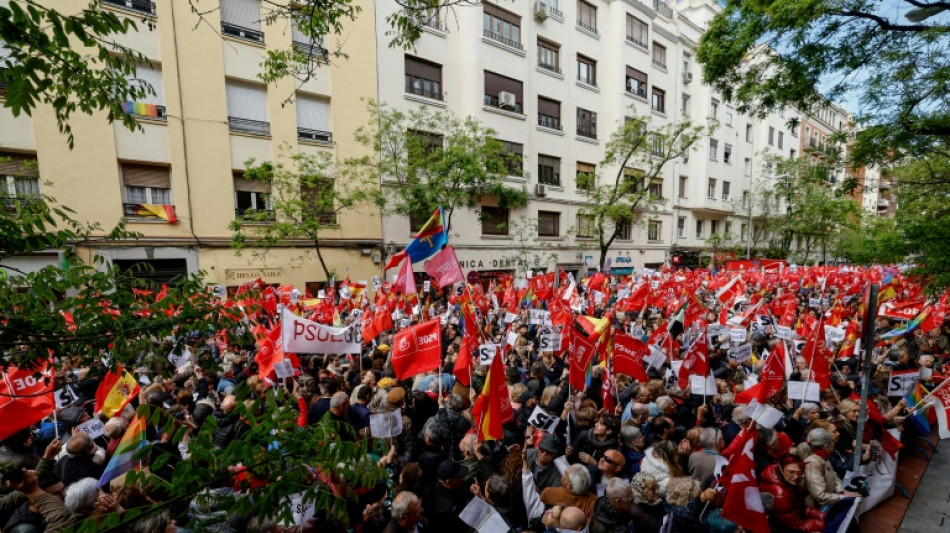 Socialistas espanh&oacute;is pedem a S&aacute;nchez que n&atilde;o renuncie
