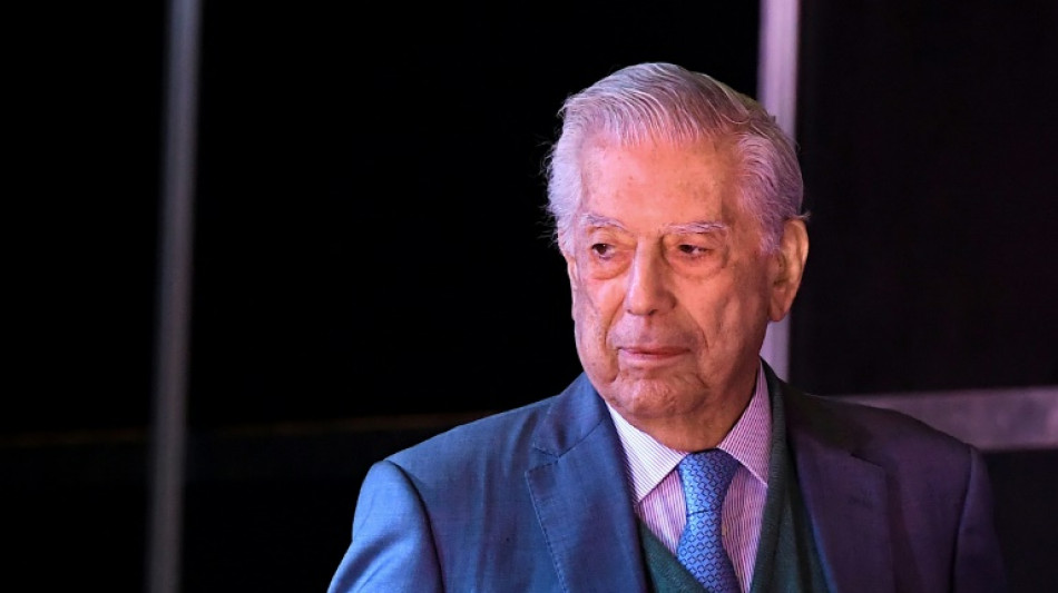 Vargas Llosa destaca que una mujer est&eacute; al mando de Per&uacute; tras fracasar autogolpe 
