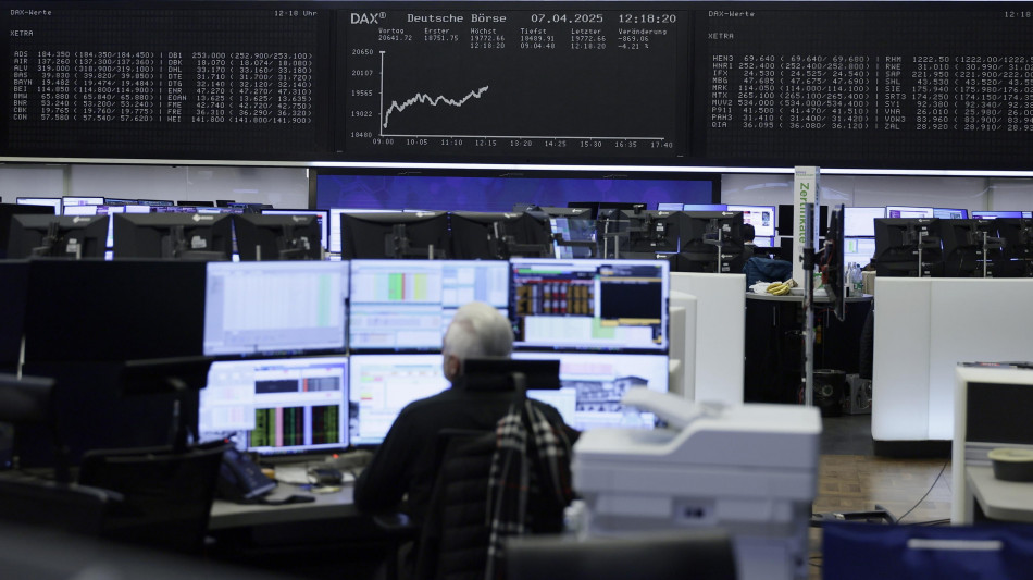 Borsa: l'Europa chiude a 2 velocità, Parigi +0,5%, Londra +0,14%