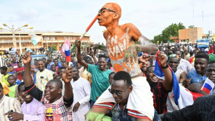 Tausende Unterst&uuml;tzer des Putsches im Niger versammeln sich in Stadion in Niamey