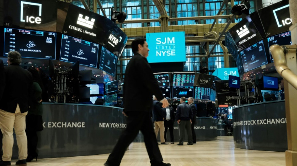 A Wall Street, boost&eacute; par Facebook, le Nasdaq cl&ocirc;t sur un bond