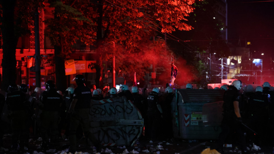 In scontri a Belgrado oltre dieci arresti e sei agenti feriti