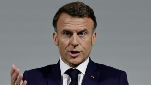 Macron entra em campanha na Fran&ccedil;a contra os 'extremos'
