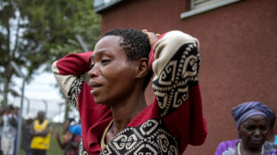 En Ouganda, des familles &eacute;prouv&eacute;es apr&egrave;s l'attaque jihadiste contre un lyc&eacute;e
