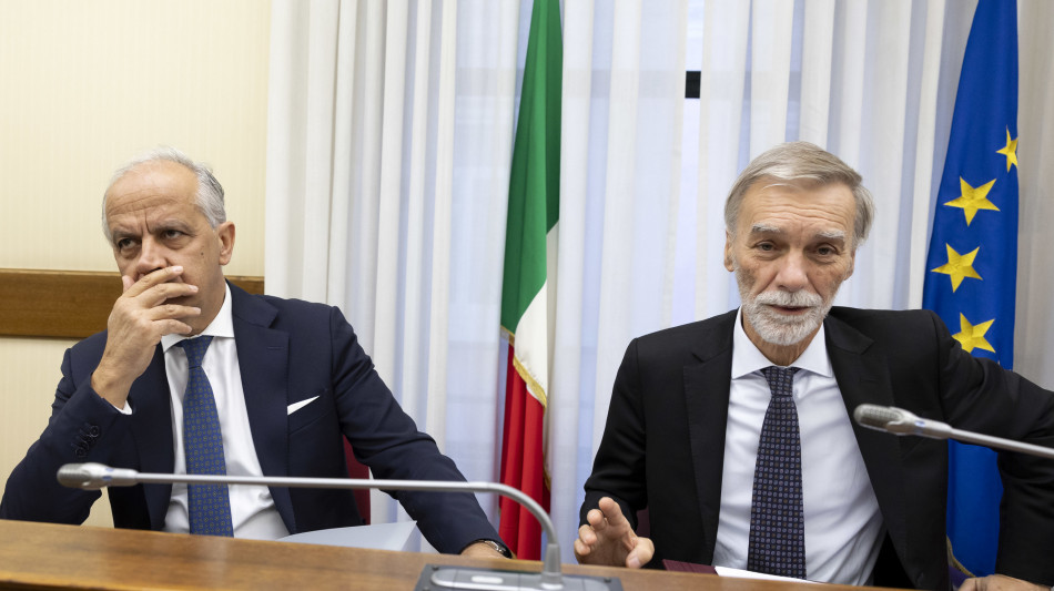 Piantedosi, pochi in Albania perch&egrave; lo screening &egrave; severo