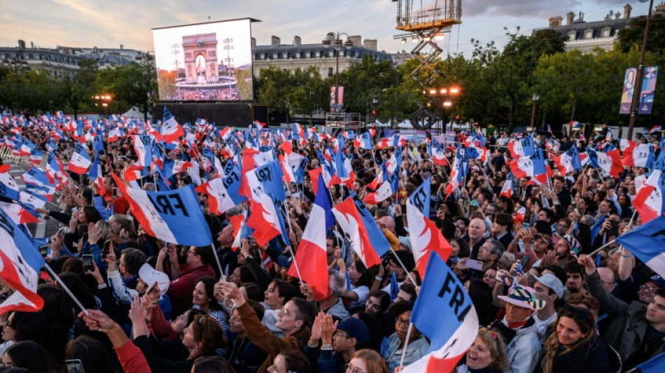 JO de Paris: les athlètes de l'équipe de France fêtés et décorés sur les Champs-Elysées