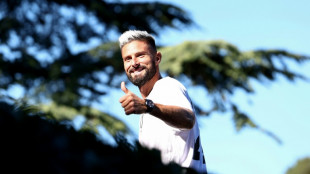 Milan make Giroud goalkeeper after Genoa heroics