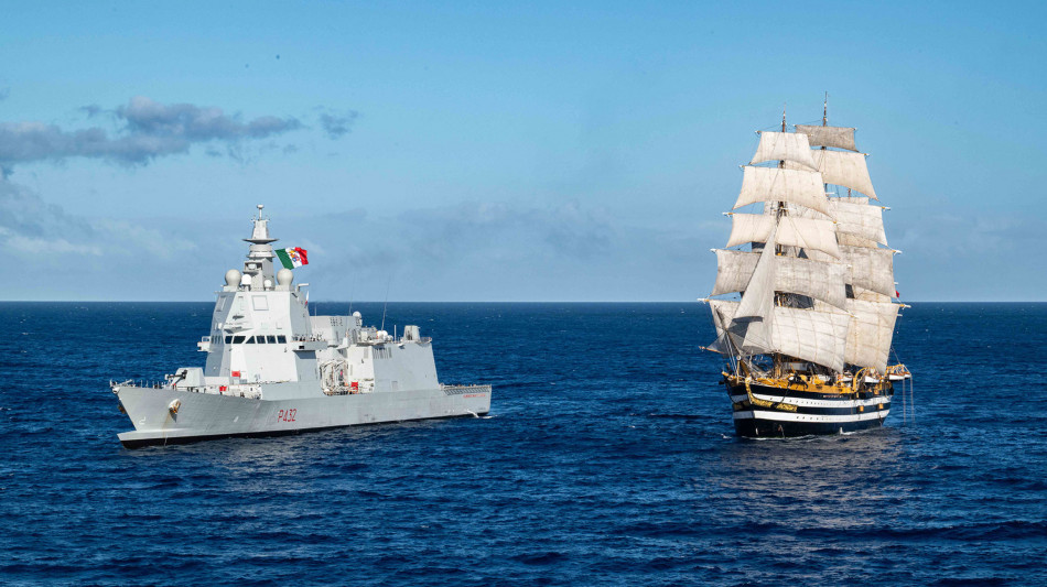 Nel Pacifico nave pi&ugrave; anziana e pi&ugrave; nuova della Marina italiana
