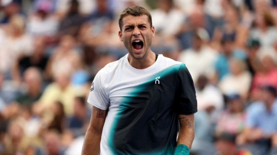Cobolli vence Comesa&ntilde;a de virada e avan&ccedil;a no US Open