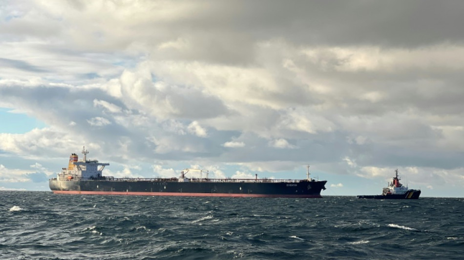Havarierter &Ouml;ltanker "Eventin" erfolgreich vor Sassnitz auf R&uuml;gen geschleppt