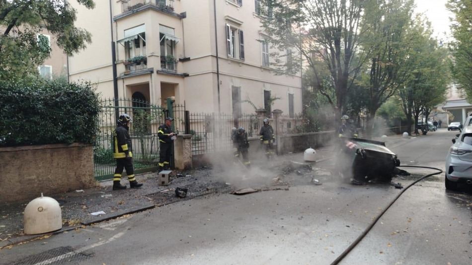 Studenti incendiano alcuni cassonetti per protesta a Verona