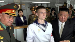 Kim besichtigt mit russischem Verteidigungsminister Waffen auf Luftst&uuml;tzpunkt