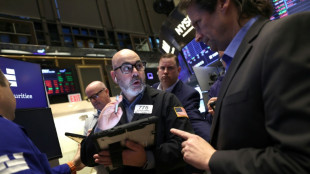 Wall Street termine en baisse, rattrap&eacute;e par la hausse du p&eacute;trole