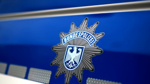 Mann drückt im Streit auf Berliner Bahnsteig Zigarette auf Wange von Frau aus