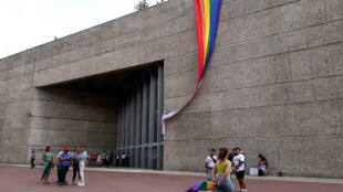 Bandeira do arco-&iacute;ris &eacute; recolocada em pr&eacute;dio de governo no M&eacute;xico ap&oacute;s protestos