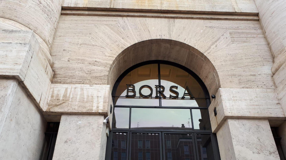 Borsa: Milano apre in calo del 2,12%, scivolano le banche