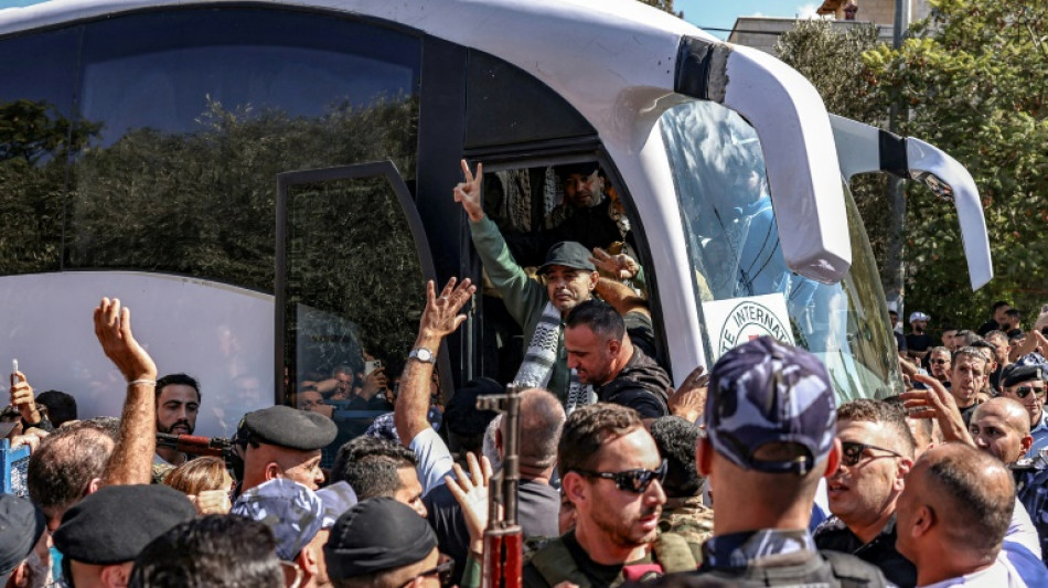 "Como volver a nacer", los palestinos liberados de prisión por Israel se reúnen con sus familias