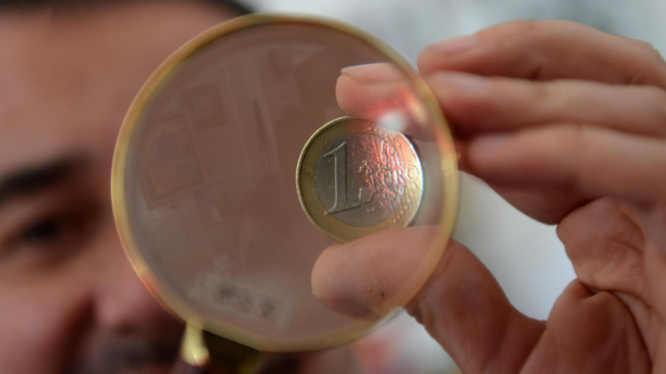 L'euro ai minimi da 17 mesi con elezioni in Spagna, poi risale a 1,12 dollari