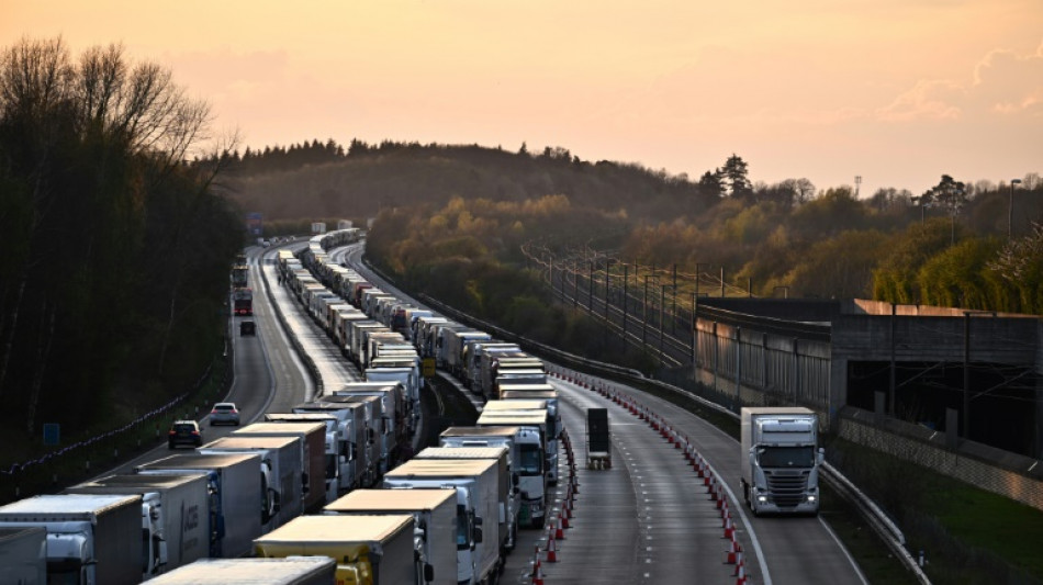 Zufahrt zum Hafen von Dover zu Ferienbeginn in Gro&szlig;britannien weiter schwierig