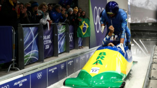 Edson Bindilatti doa capacete ao COI em sua despedida ol&iacute;mpica