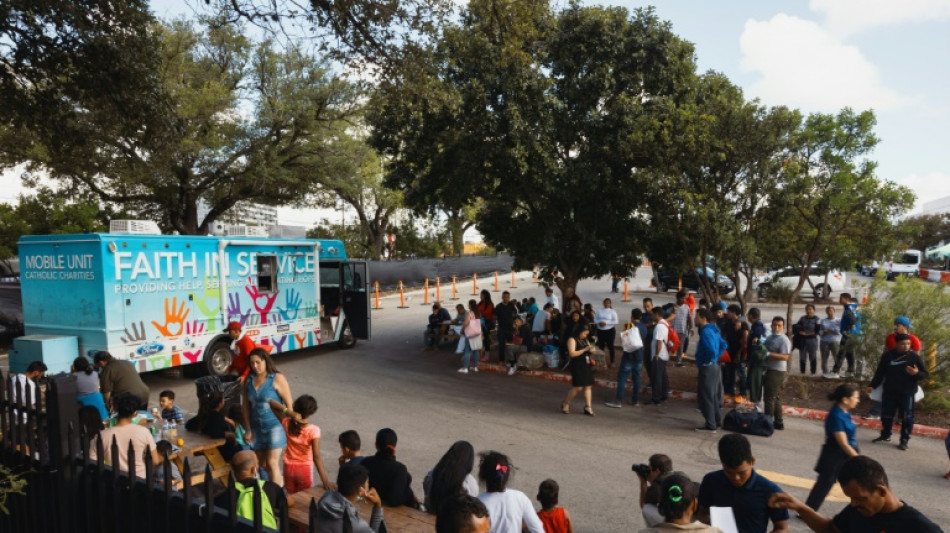 El gobernador de Texas env&iacute;a migrantes a Chicago para "aliviar" sus fronteras
