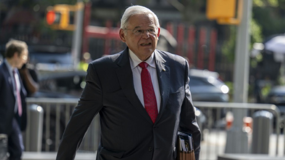 Come&ccedil;am delibera&ccedil;&otilde;es no julgamento do senador americano Bob Men&eacute;ndez