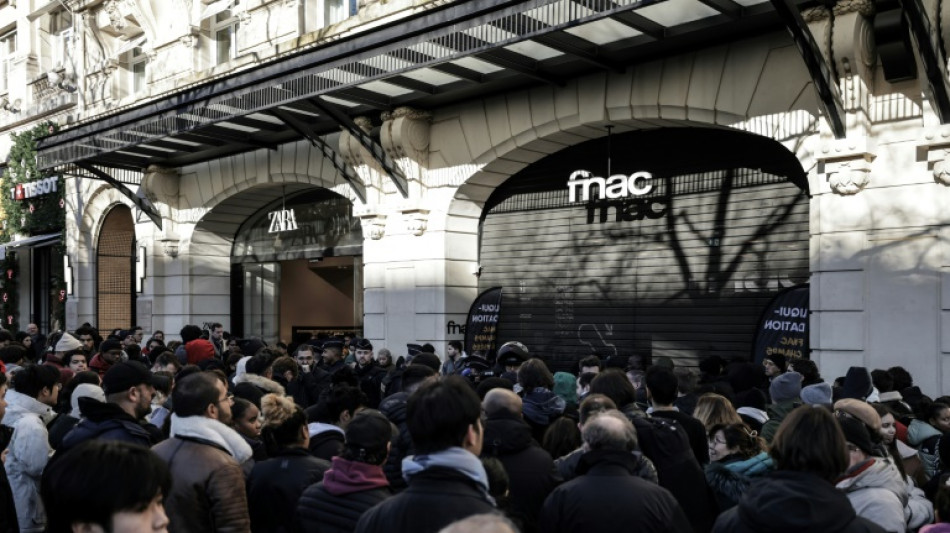 Trop de monde pour le d&eacute;stockage de la Fnac des Champs-Elys&eacute;es, le magasin ferme jusqu'&agrave; lundi
