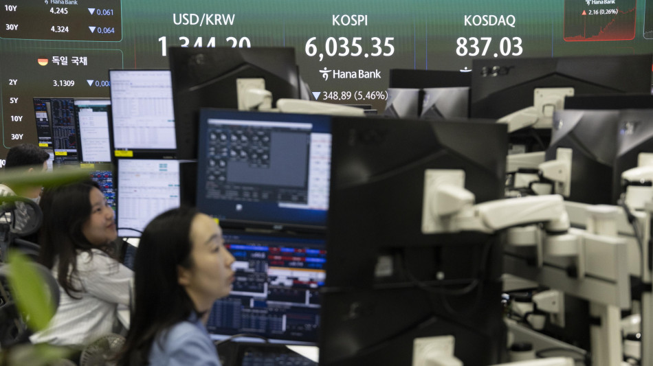 Borsa: l'Asia chiude in forte calo, pesano i timori per l'Ia