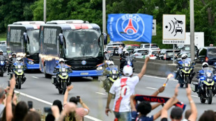 Sur les Champs-Elysées, une parade "incroyable" des joueurs du PSG pour leurs supporters