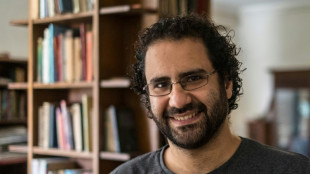 Activista egipcio Alaa Abdel Fattah, detenido y en huelga de hambre, est&aacute; "bajo tratamiento m&eacute;dico"