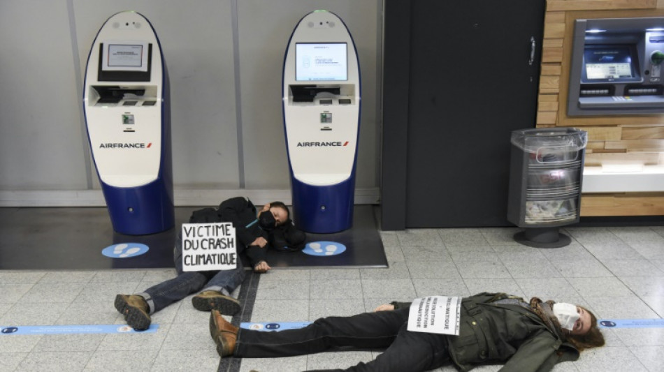 Manifestation en pyjama pour r&eacute;clamer l&rsquo;extension du couvre-feu &agrave; l&rsquo;a&eacute;roport de Nantes