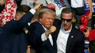 Donald Trump fica ferido em tentativa de assassinato durante com&iacute;cio