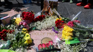 Nach Vandalismus: Dolly Parton erh&auml;lt neuen Stern auf "Walk of Fame"
