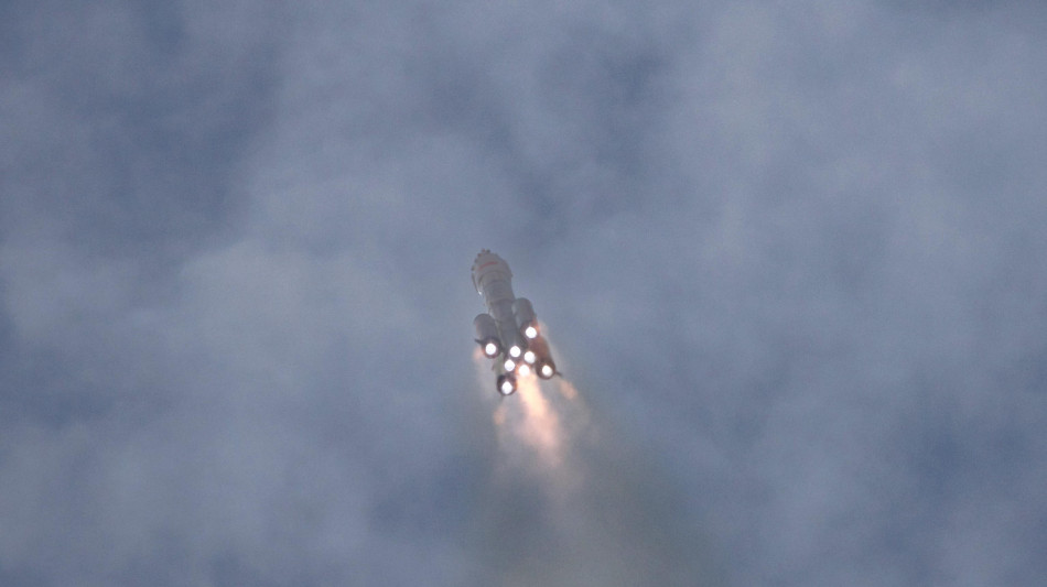 Tre astronauti cinesi bloccati in orbita in attesa della navetta