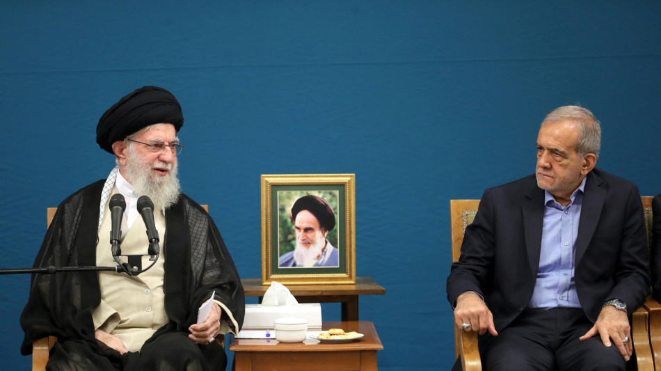 Media, raid Israele nell'area della residenza di Khamenei