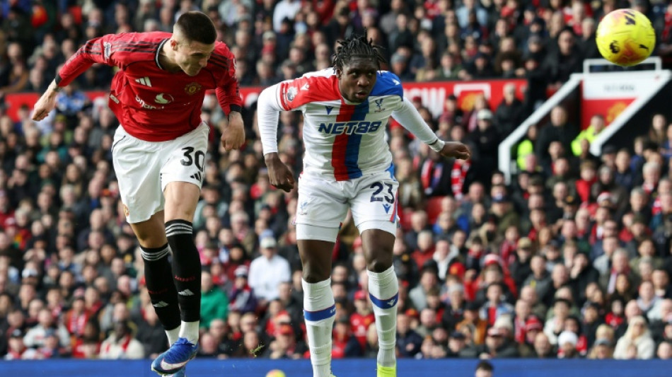 Man Utd climb to third, Fulham sink sorry Spurs