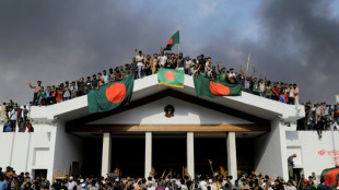 Militares tomam o poder em Bangladesh e se re&uacute;nem com l&iacute;deres estudantis