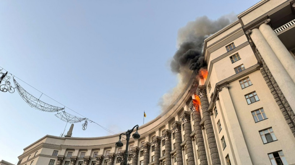 Schwerste russische Angriffe seit Kriegsbeginn: Regierungssitz in Kiew beschädigt