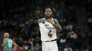James shines as Lakers beat Spurs again, Suns edge Jazz